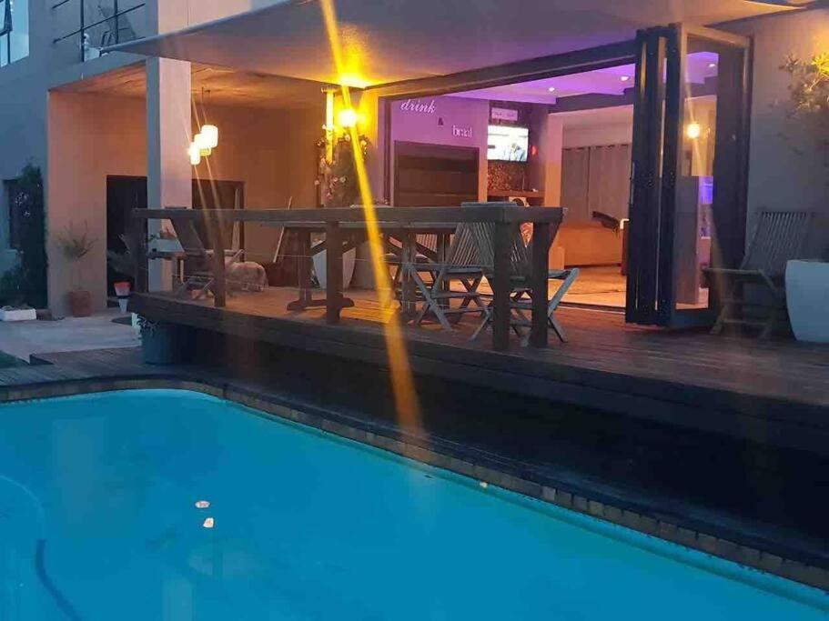 Open Living Family In The Winelands Holiday home