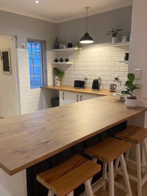 Open Living Family In The Winelands Holiday home